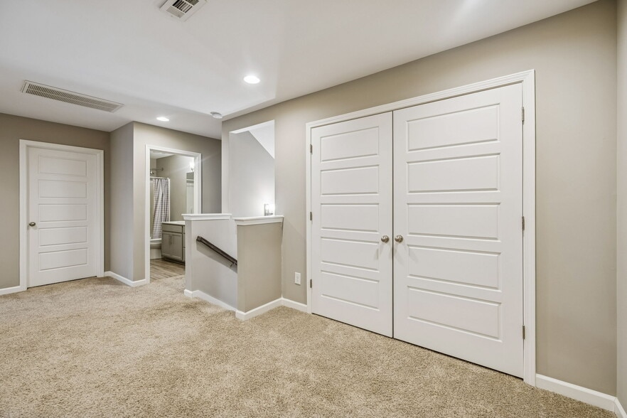 Building Photo - 3219 Clemons Cir