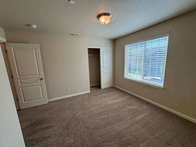 Building Photo - Amazing 3 bedroom home