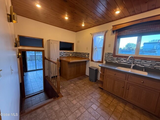 Building Photo - 152 E State St