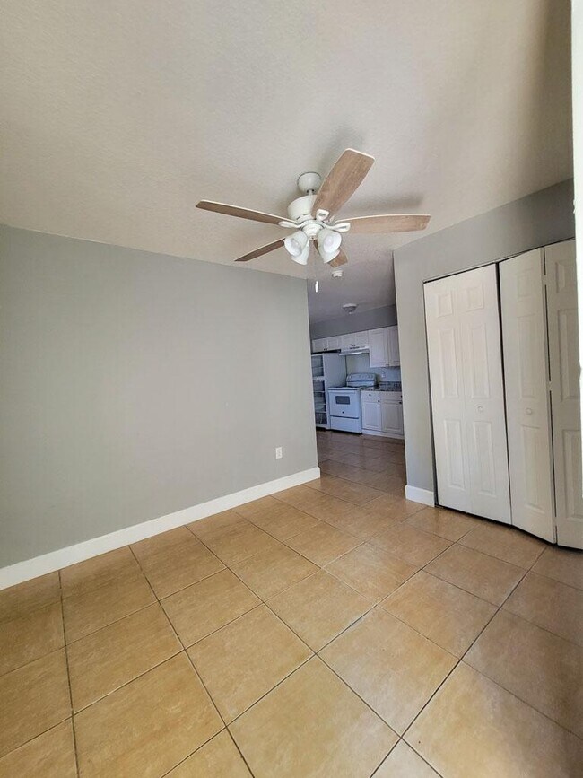 Building Photo - 1000 E Magnolia Ave