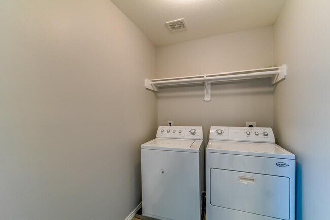 Building Photo - 914 W Heights Hollow Ln