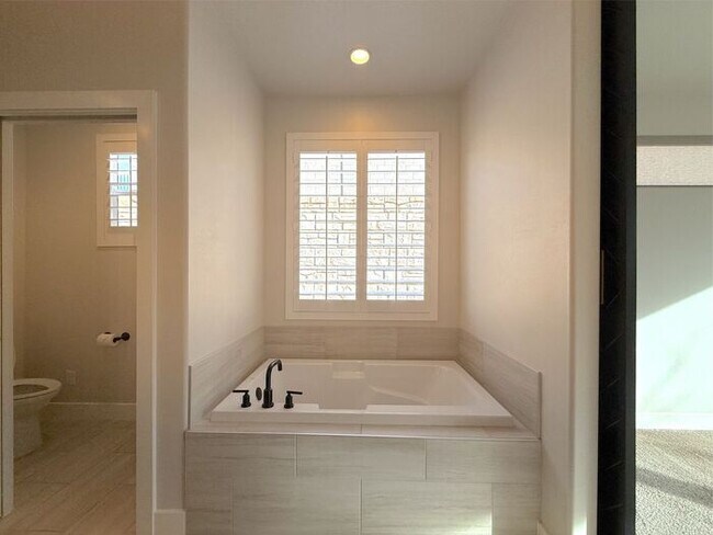 Building Photo - 3 bed, 2 bath home w/2 car garage