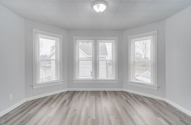 Building Photo - 396 S Hickory St