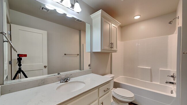 Building Photo - 2 Bedroom 1 Bathroom 1 Car Garage Duplex Close to Broadway Extension and 8 Minutes from Downtown OKC