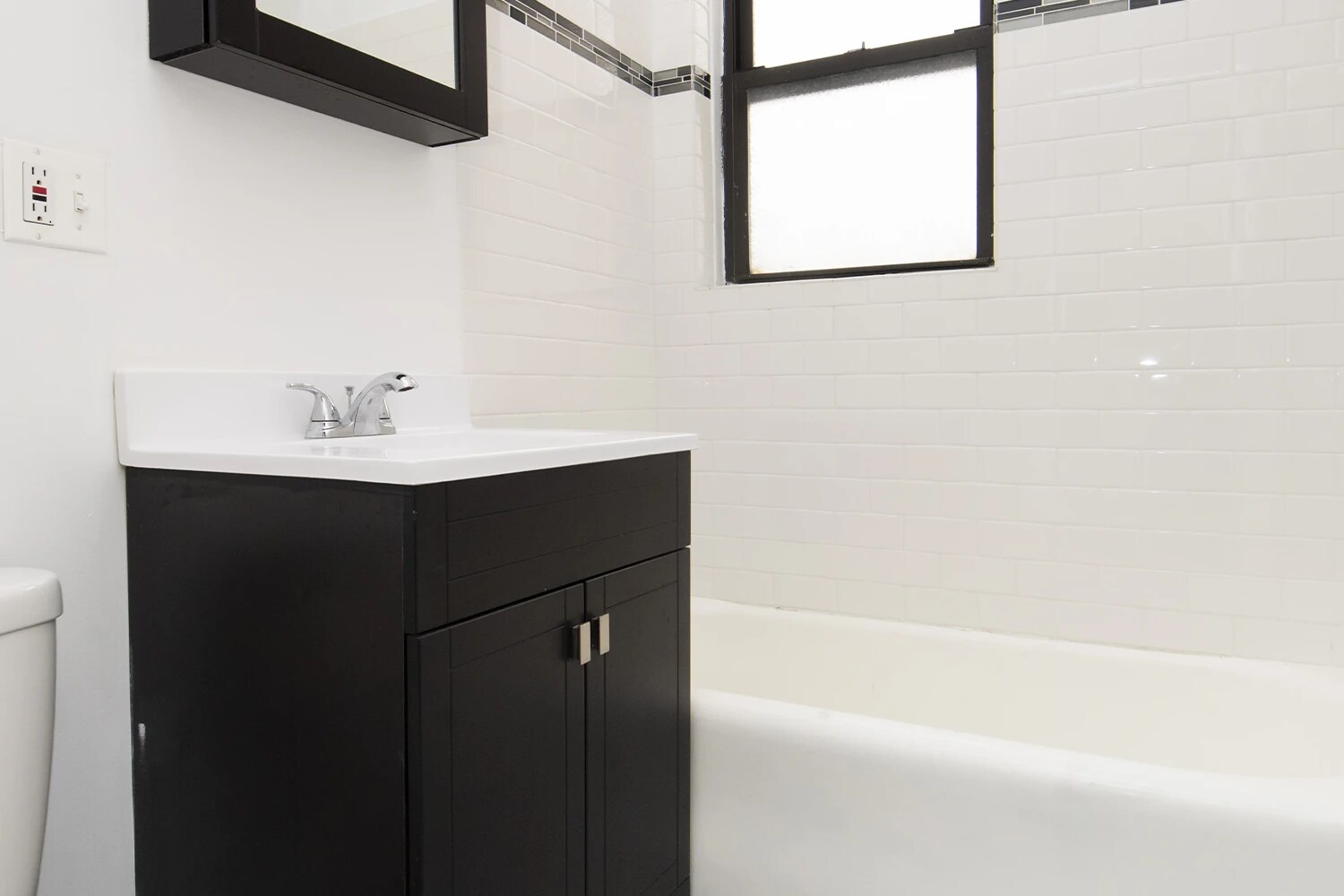 Building Photo - 655 W Roscoe St