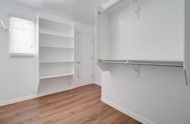 Building Photo - 2143 W Marconi Ave