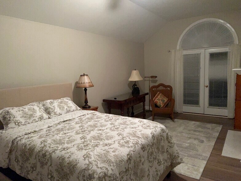 Building Photo - 201 Plantation Dr