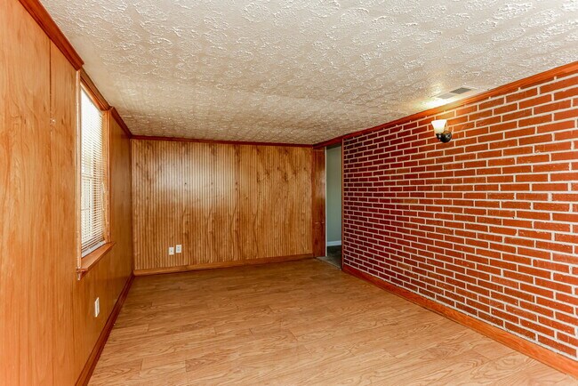 Building Photo - 5299 Sharon St