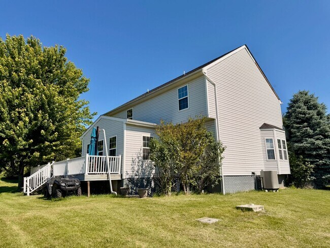 Building Photo - Large 5 Bedroom Home with Yard