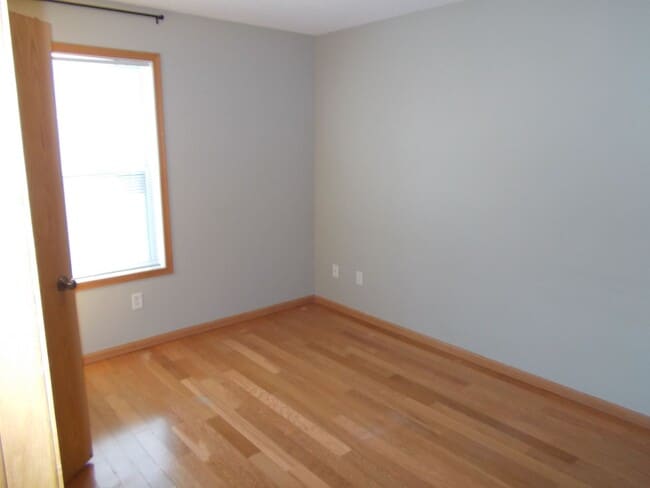 Building Photo - 3 Bedroom, 1 Bathroom Home.