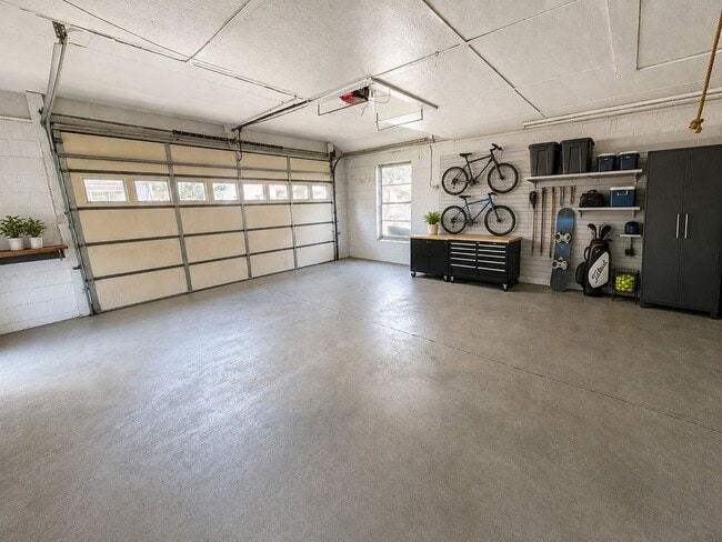 Building Photo - 2-Bedroom Burlington Home with Finished Basement, Backyard and Garage
