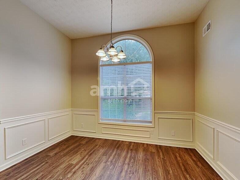 Building Photo - 825 Georgian Hills Dr