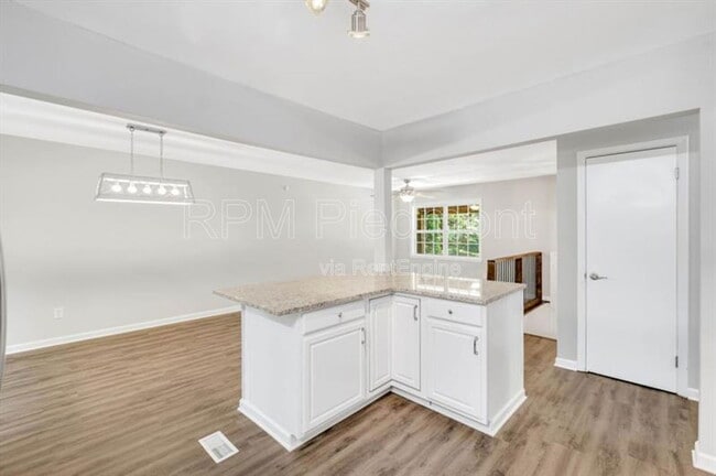 Building Photo - 2966 Fern Valley Dr SW