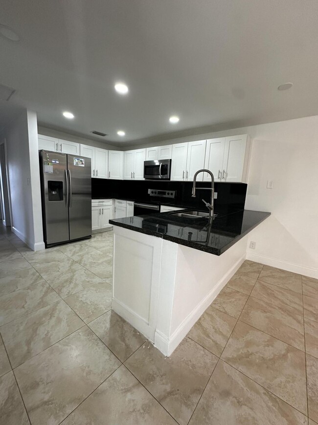 Building Photo - 5605 SW 24th Ave