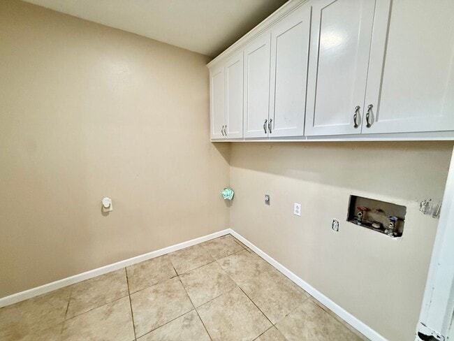 Building Photo - 3-bed/2-bath with two living spaces!