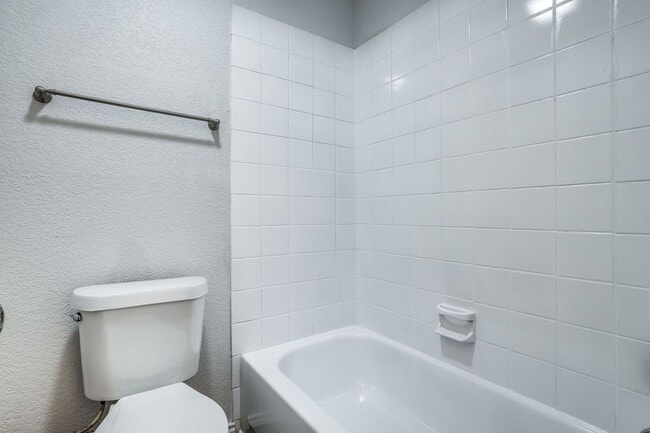 Building Photo - Updated 3BD with Granite Counters