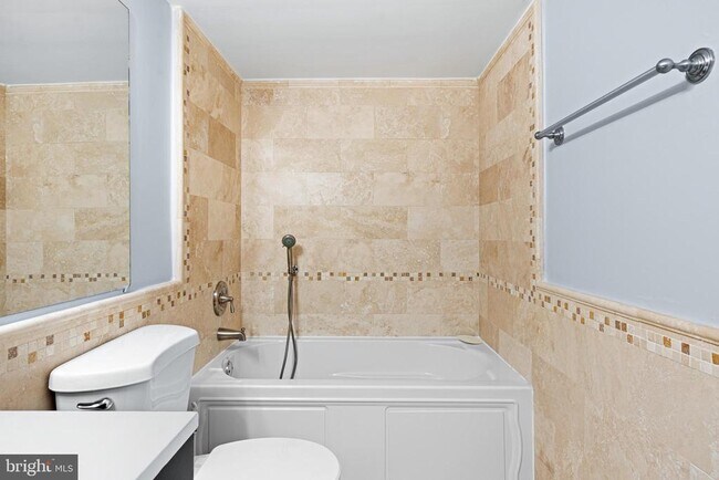 Building Photo - 2339 Catharine St