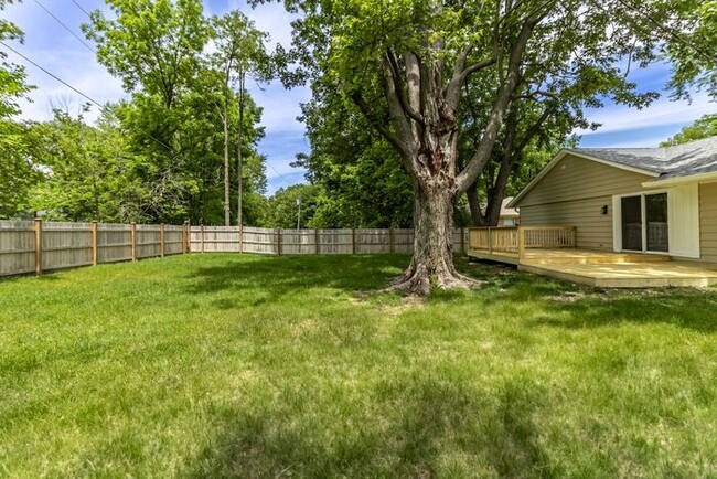 Building Photo - 3 Bed 2 Full Bath With Fenced Yard in Peac...