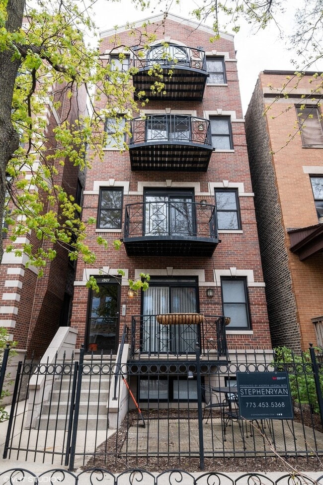 Building Photo - 906 W Barry Ave