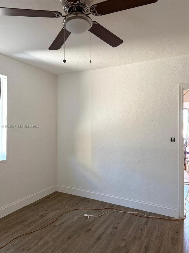 Building Photo - 1432 NE 163rd St