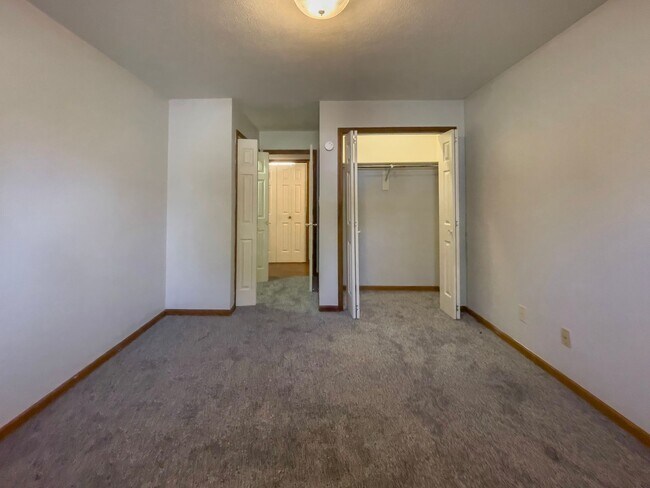 Building Photo - In-Unit Washer and Dryer - Walk the river ...