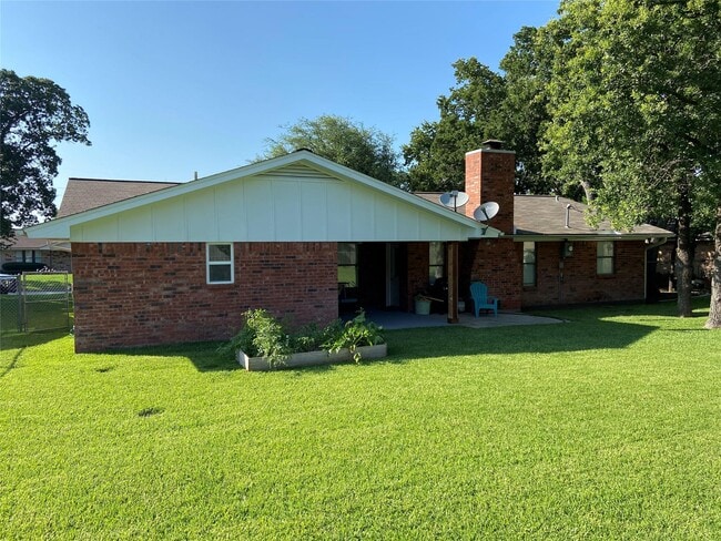 Building Photo - 310 Rosebud Dr