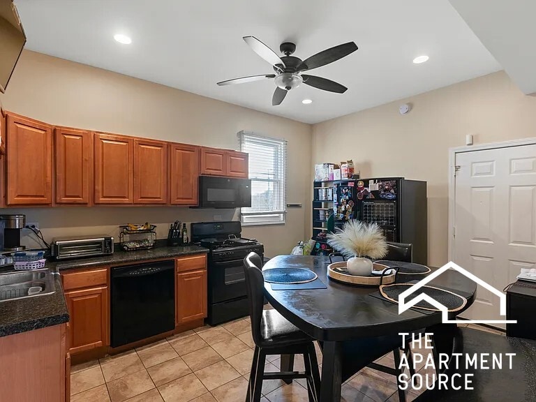 Building Photo - 2028 N Hamlin Ave