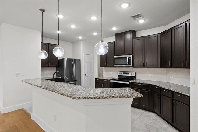 Building Photo - 544 Ayinger Ln