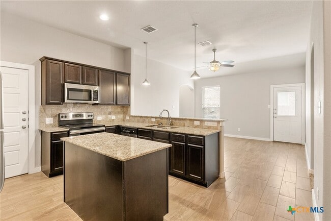 Building Photo - 541 Creekside Frst