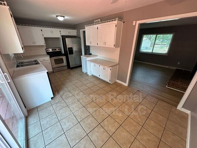 Building Photo - 424 NE Lakeview Dr