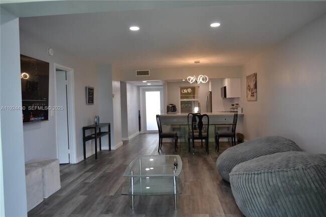 Building Photo - 1000 Country Club Dr