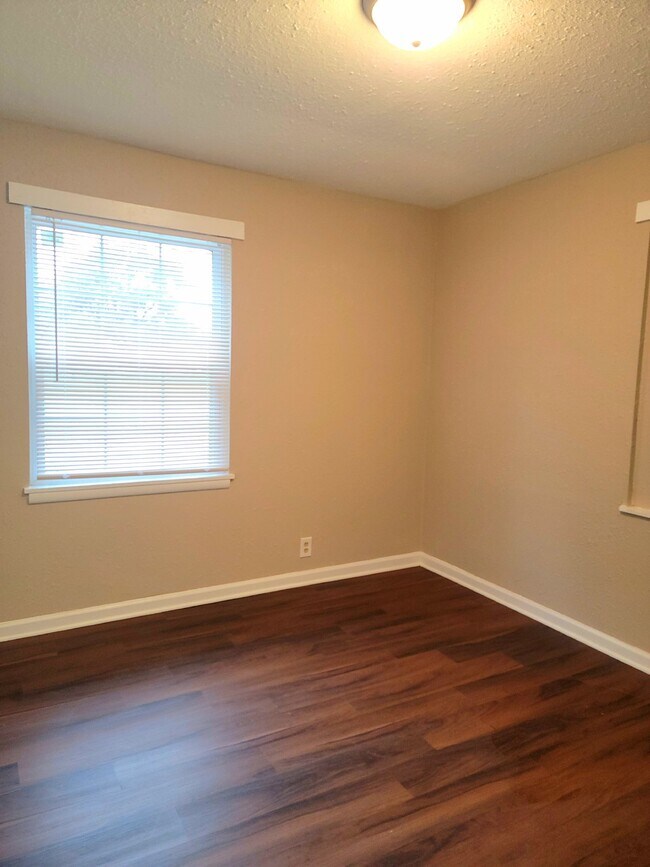 Building Photo - Section 8 Approved! 1 bedroom 1 bathroom w...