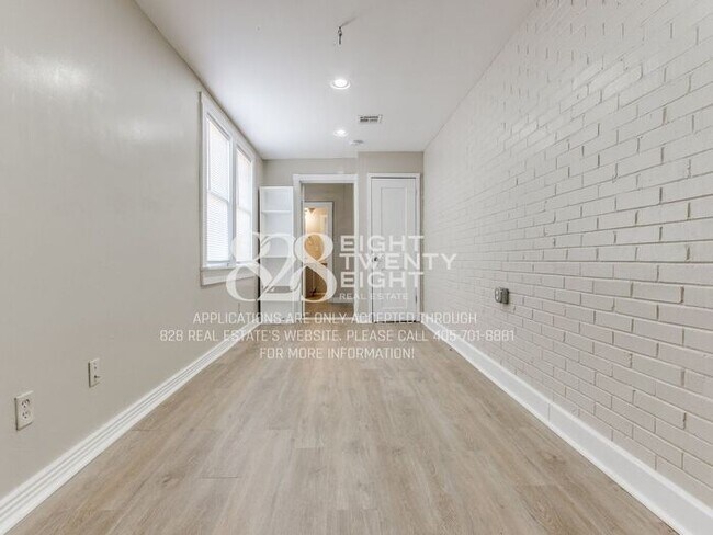Building Photo - **AVAILABLE NOW!** 3 BED/2 BATH DUPLEX - CLOSE TO CAMPUS!