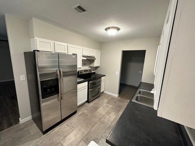 Building Photo - 6253 N Jacksonville Dr