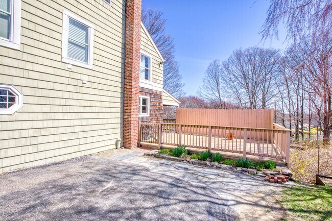 Building Photo - Lovely 2 Bedroom Single Family Home in Historic Monroe District