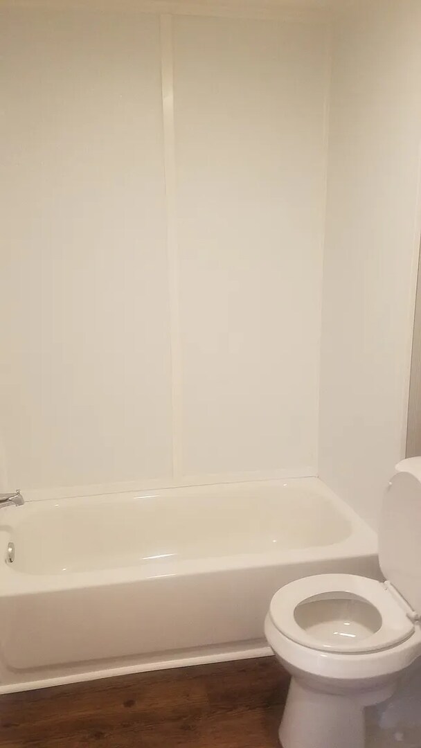 Building Photo - Spacious 2 Bedroom 1 Bathroom Home WIth Hu...