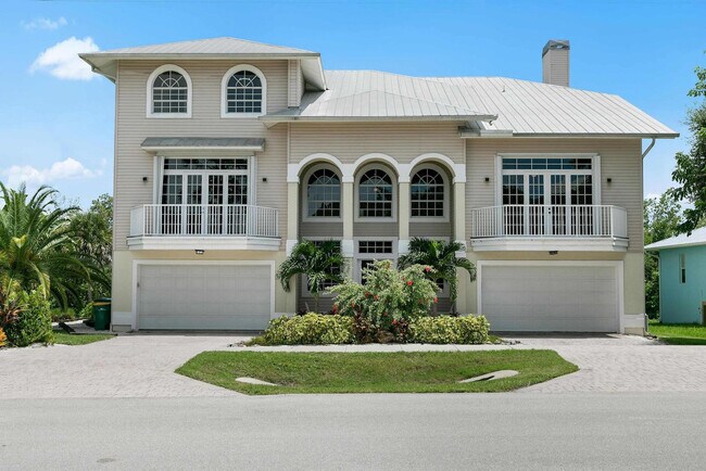 Building Photo - 1927 Sheffield Ave