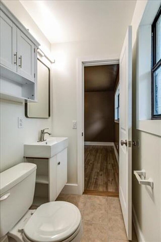 Building Photo - 3 Bedroom, 1.5 Bath Beauty!