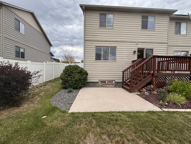 Building Photo - 4 Bedroom 3.5 Bath Townhome in Saddle Ridge!!!