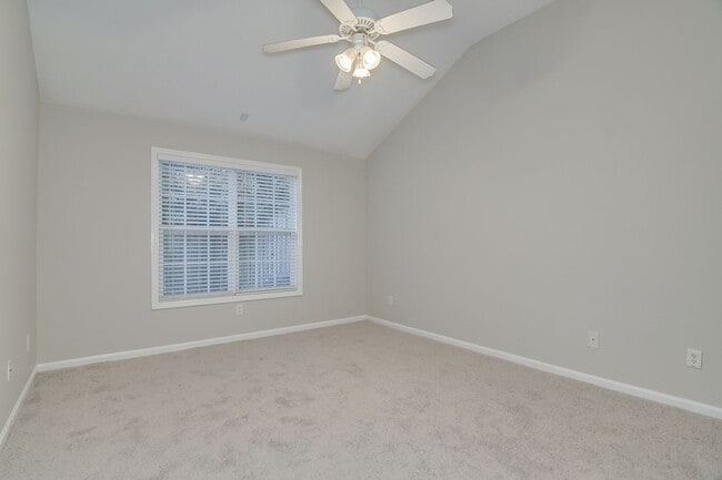Building Photo - 3 Bedroom 2 Bath Townhouse With Garage