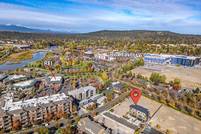 Building Photo - 4Bed 3.5 Bath - Views - Studio