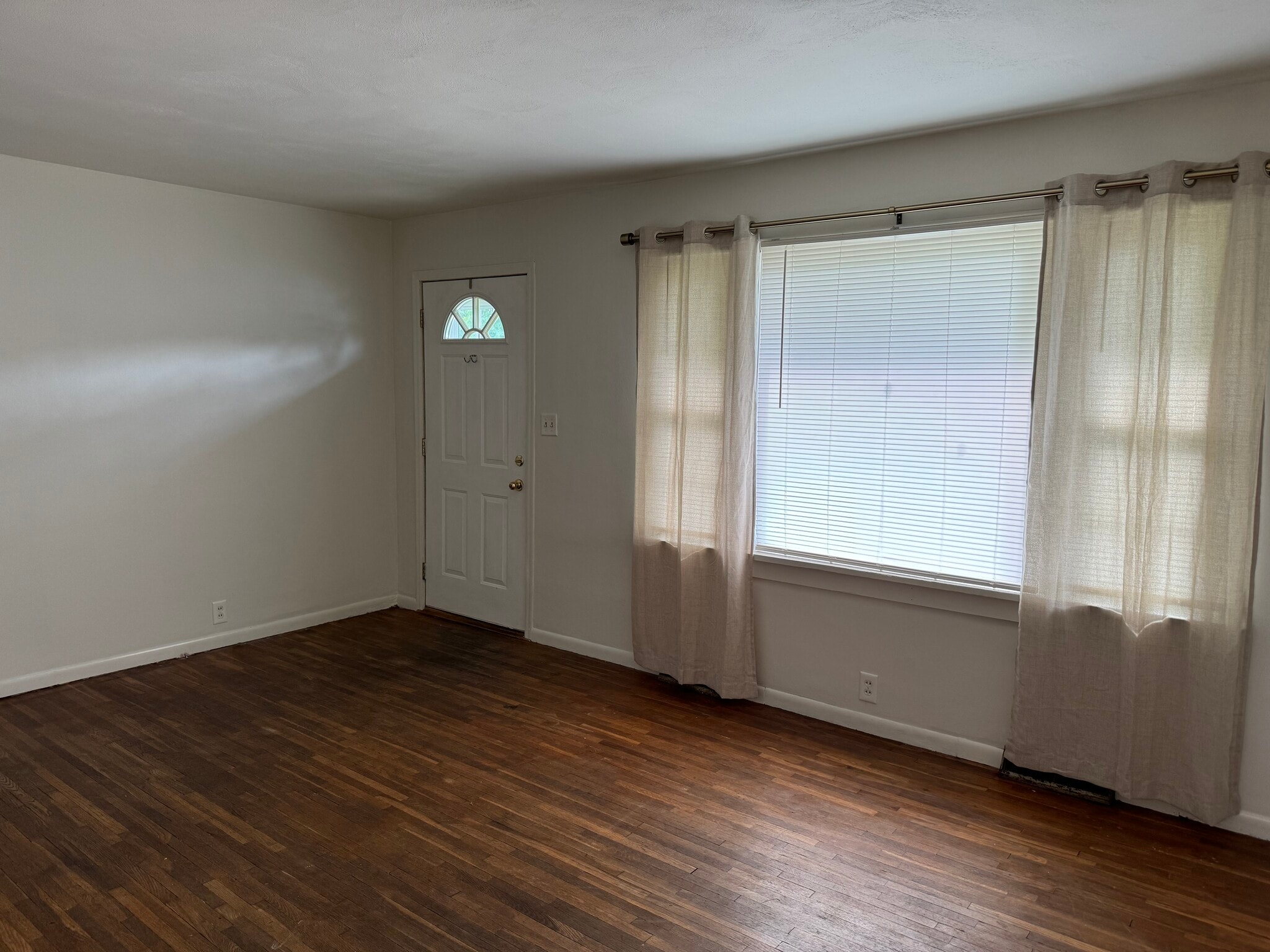 Building Photo - 1208 S Fullhart Dr