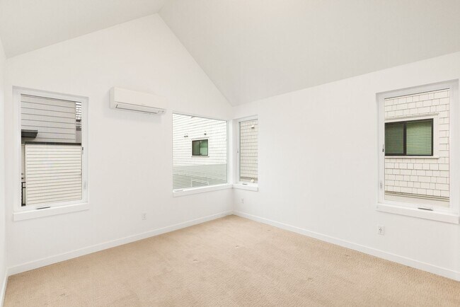 Building Photo - Gorgeous Greenlake Area 2 Bedroom Townhouse