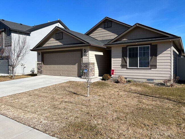 Building Photo - Comfortable Living in a Beautiful, Well-Kept Home