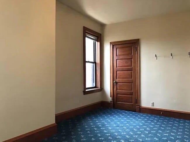 Building Photo - 526 W National Ave