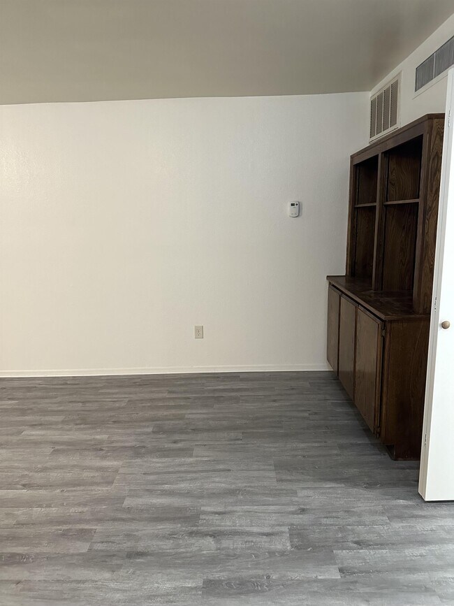 Building Photo - 4809 Hahn Ave