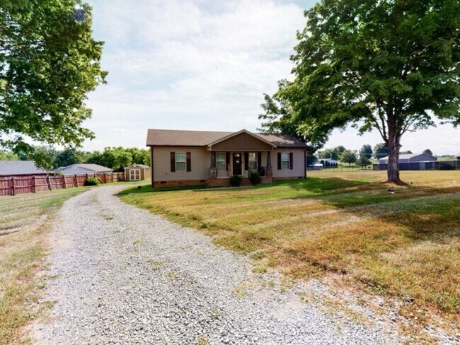 Building Photo - 3 Bedroom Single Family Home in Beechgrove