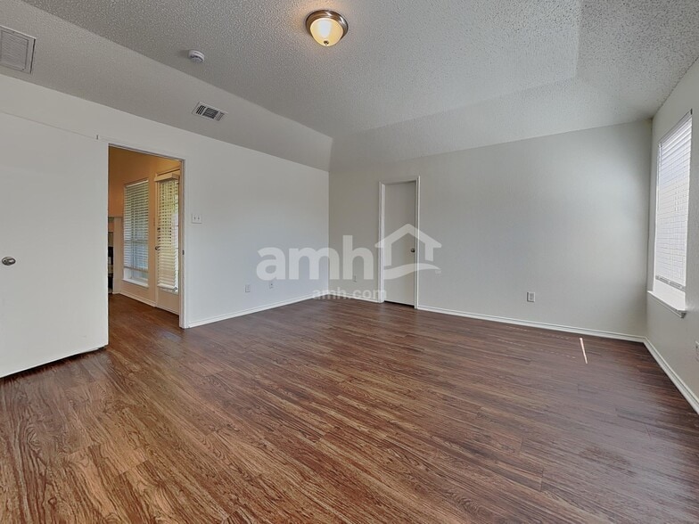 Building Photo - 818 La Sierra Ct