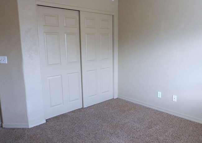 Building Photo - Beautiful Solar-Powered 3-Bedroom Home in the Heart of Kingman