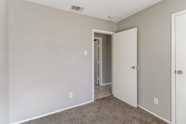 Building Photo - 104 Melody Cir